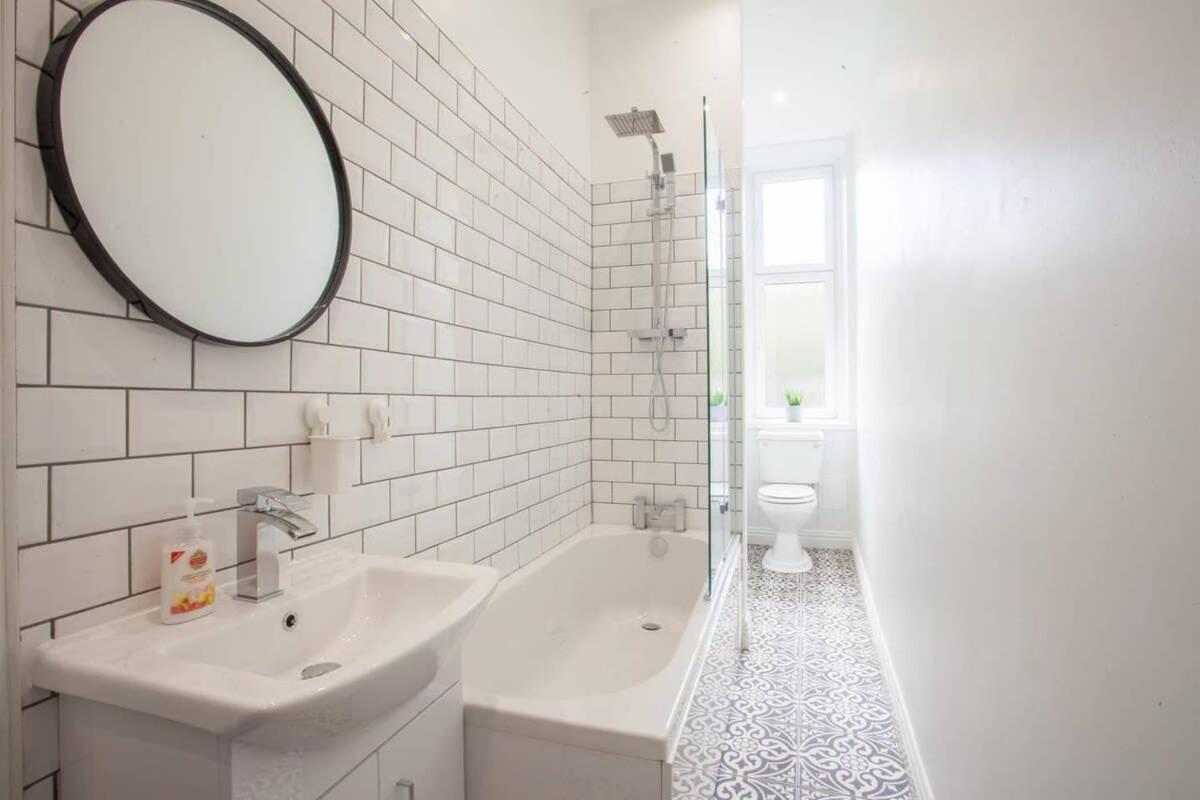 Modern, Light-Filled And Sleek West End Apartment กลาสโกว์ ภายนอก รูปภาพ